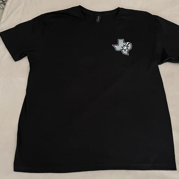 EUC GILDAN SAN ANTONIO SPURS T-Shirt - Picture 2 of 10